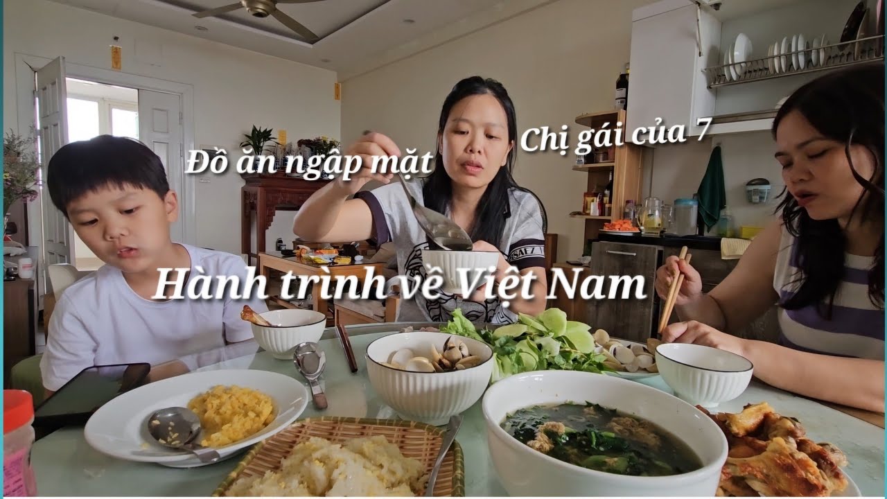 Hai mẹ con Woo về Việt Nam ghé chị Còi dạo chợ sáng ăn bún riêu hà nội