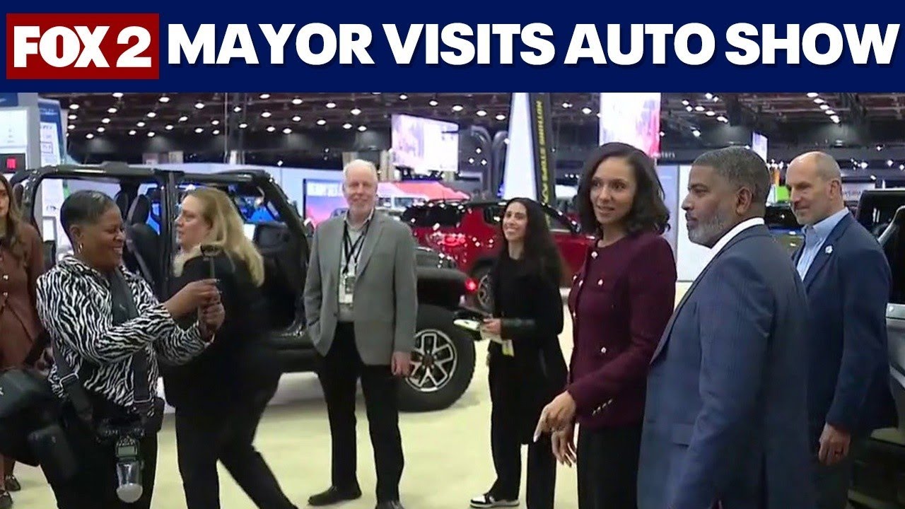 Mayor Mary Sheffield tours Detroit Auto Show