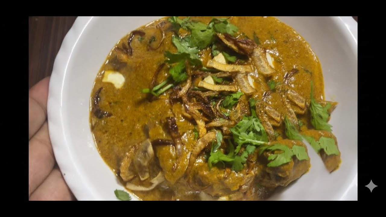 This is not normal chicken curry… it’s Mughlai!