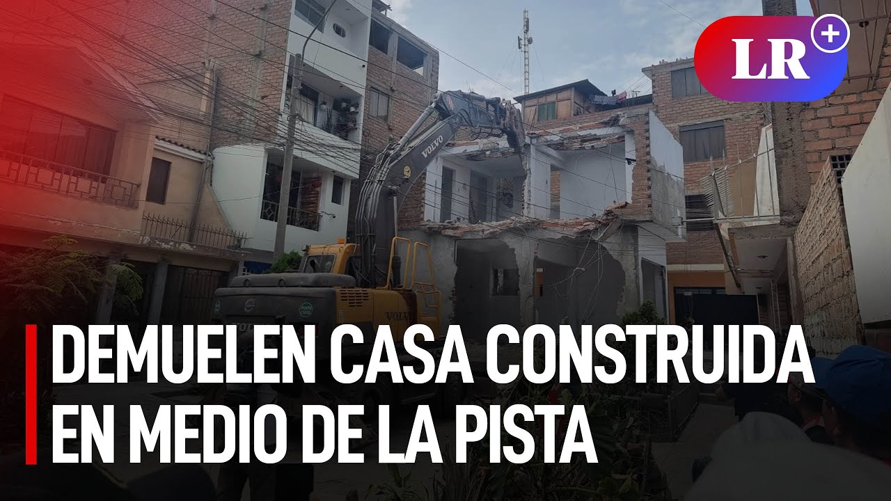 Así fue el momento de la demolición de casa de 2 pisos construida en medio de la pista  | #LR