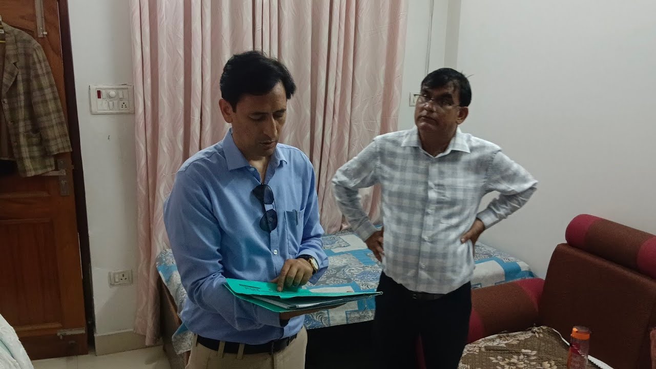 कुमाऊं कमिश्नर दीपक रावत ने कानूनगो के घर पर मारा छापा। पकड़ी भारी गड़बड़ी।