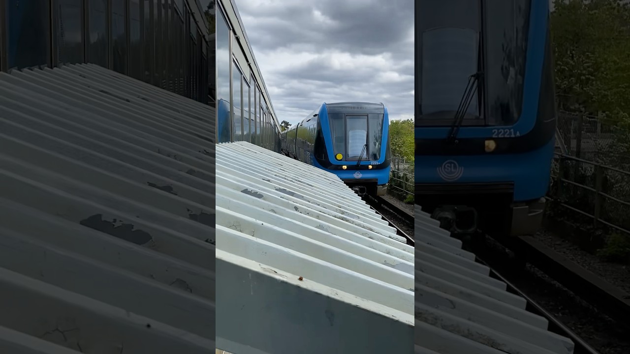 C25 ankommer till K&auml;rrtorp, maj 2025. #k&auml;rrtorp #t&aring;g #tunnelbana #trainspotting #t&aring;gspaning