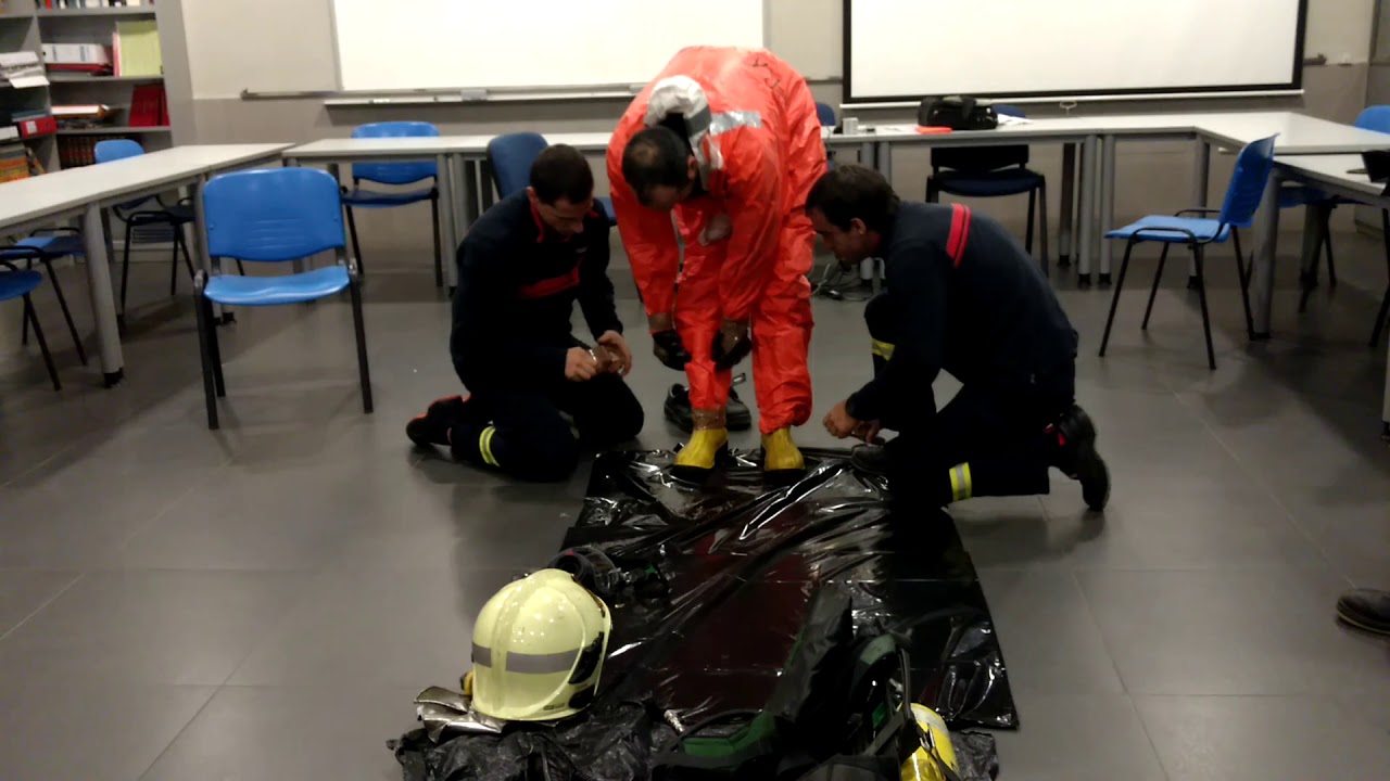 ¿Cuanto se tarda en colocar un traje de riesgo químico un bombero?
