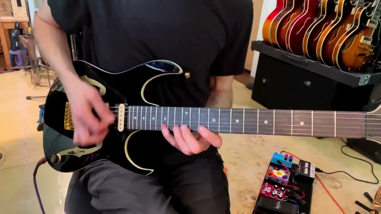 ✔ Paul Gilbert, some heavy picking here