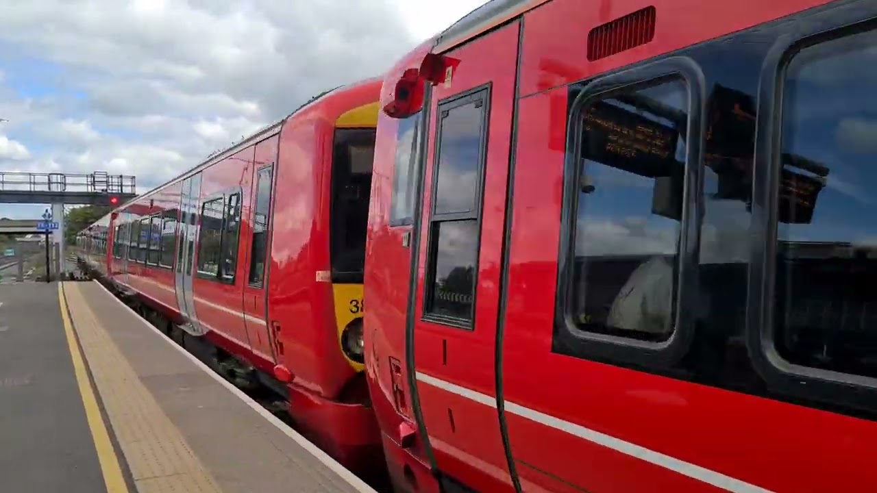 Gatwick Express arrive at the Gatwick Airport station