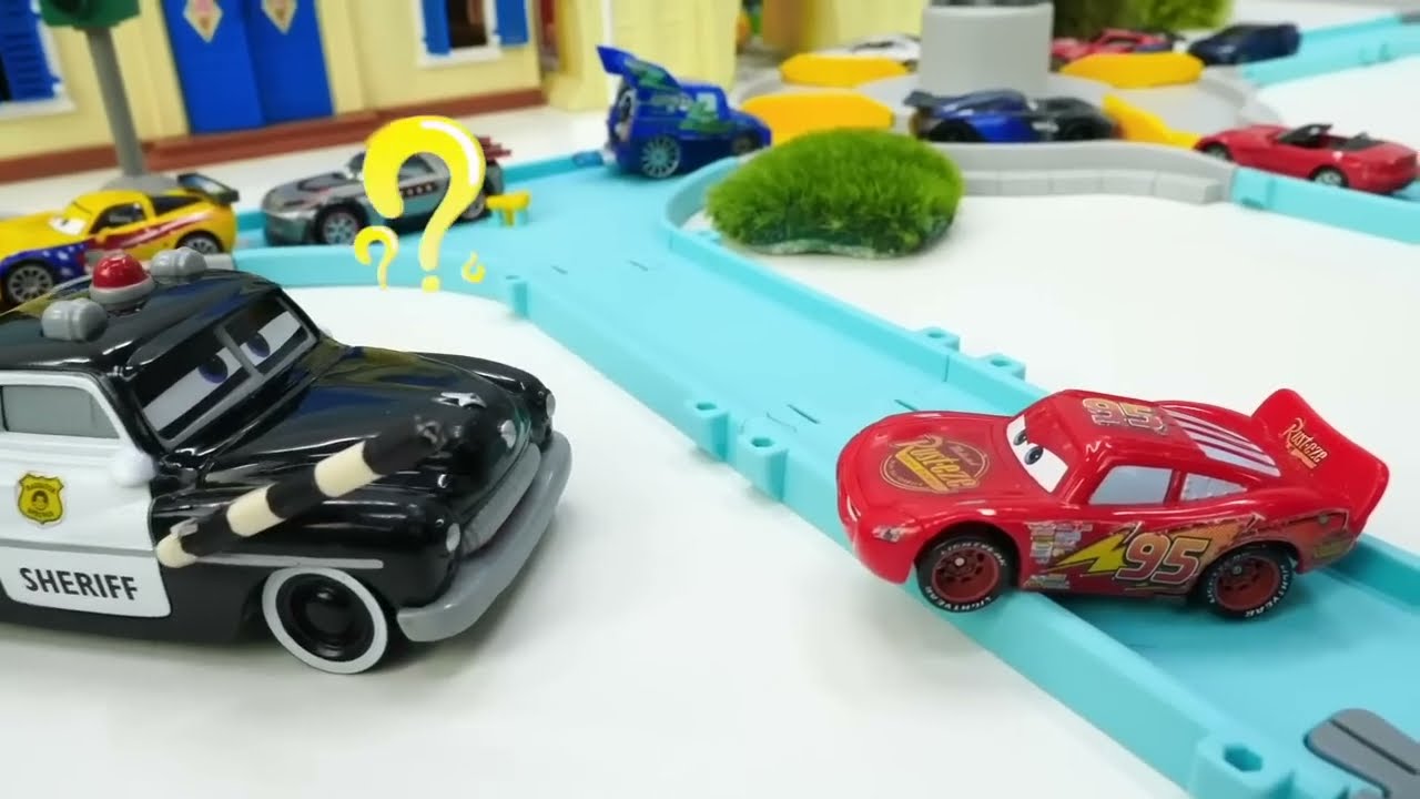 Vidéos avec jouets. Cars Quatre Roues. Flash McQueen enfreint le code de la route