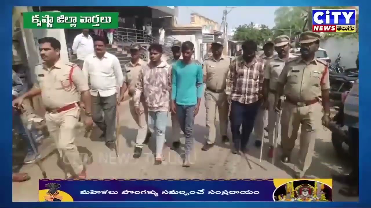 మచిలీపట్నంలో మందుబాబుల వీరంగం – నడిరోడ్డుపై నడిపించుకుంటూ స్టేషన్‌కు తరలించిన పోలీసులు 