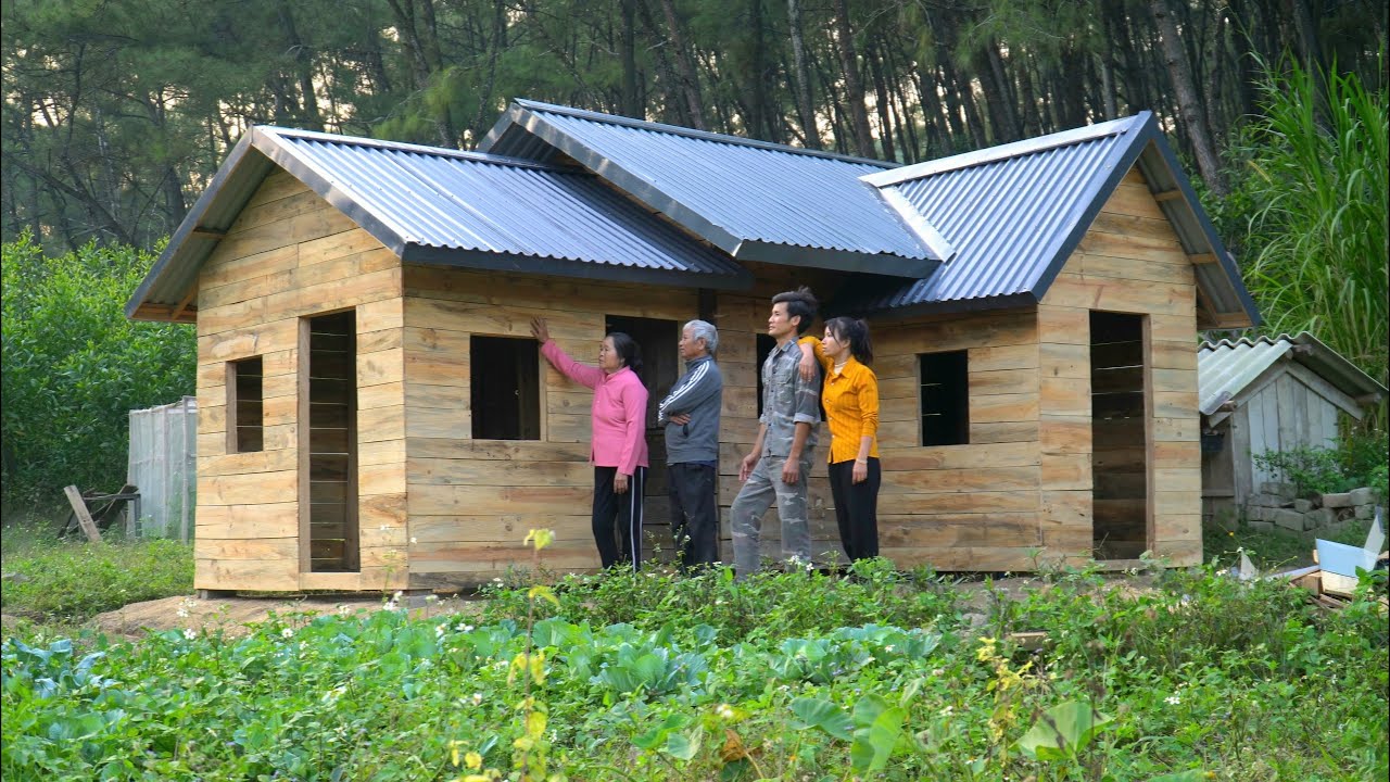 (2 Generations 1 Family) is Gradually Completing The Family Home. Wooden House Construction Process
