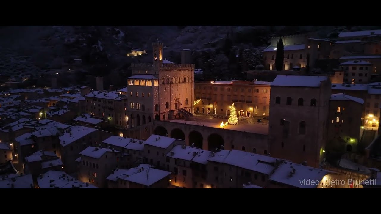 Gubbio, neve e albero dall' alto