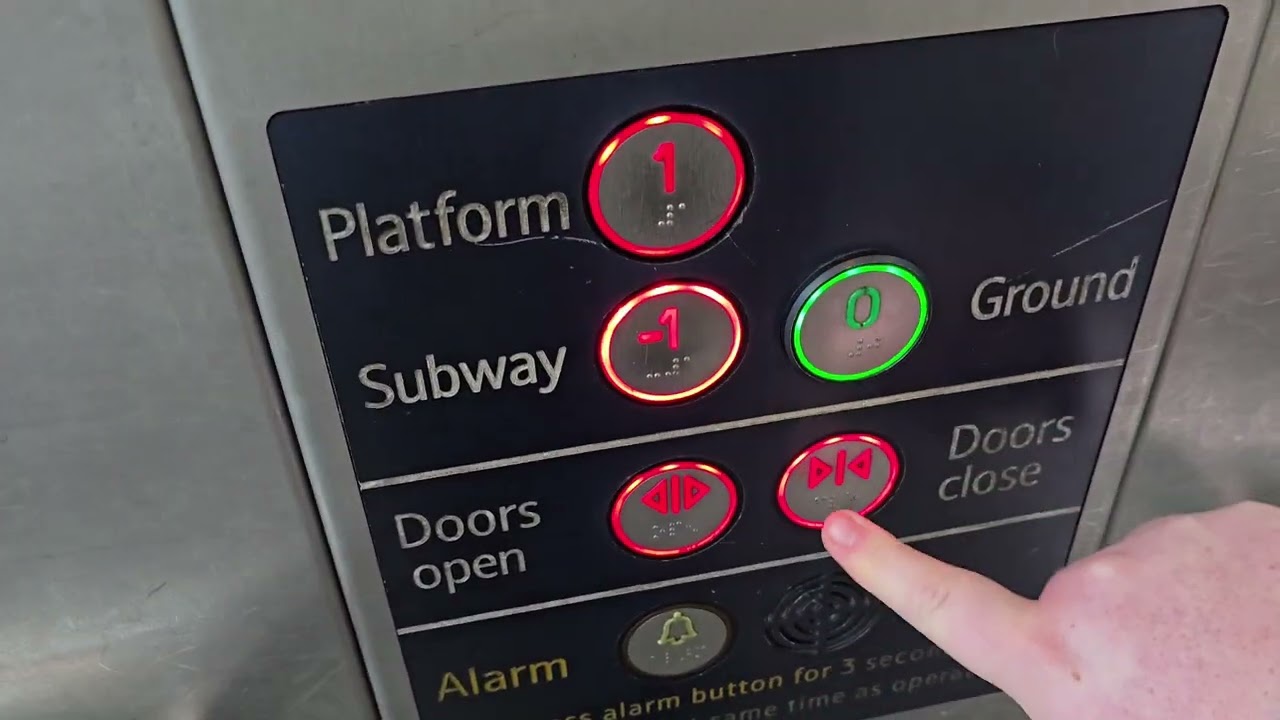 Small Fujitec hydraulic lift @ London St Pancras (Underground Access)