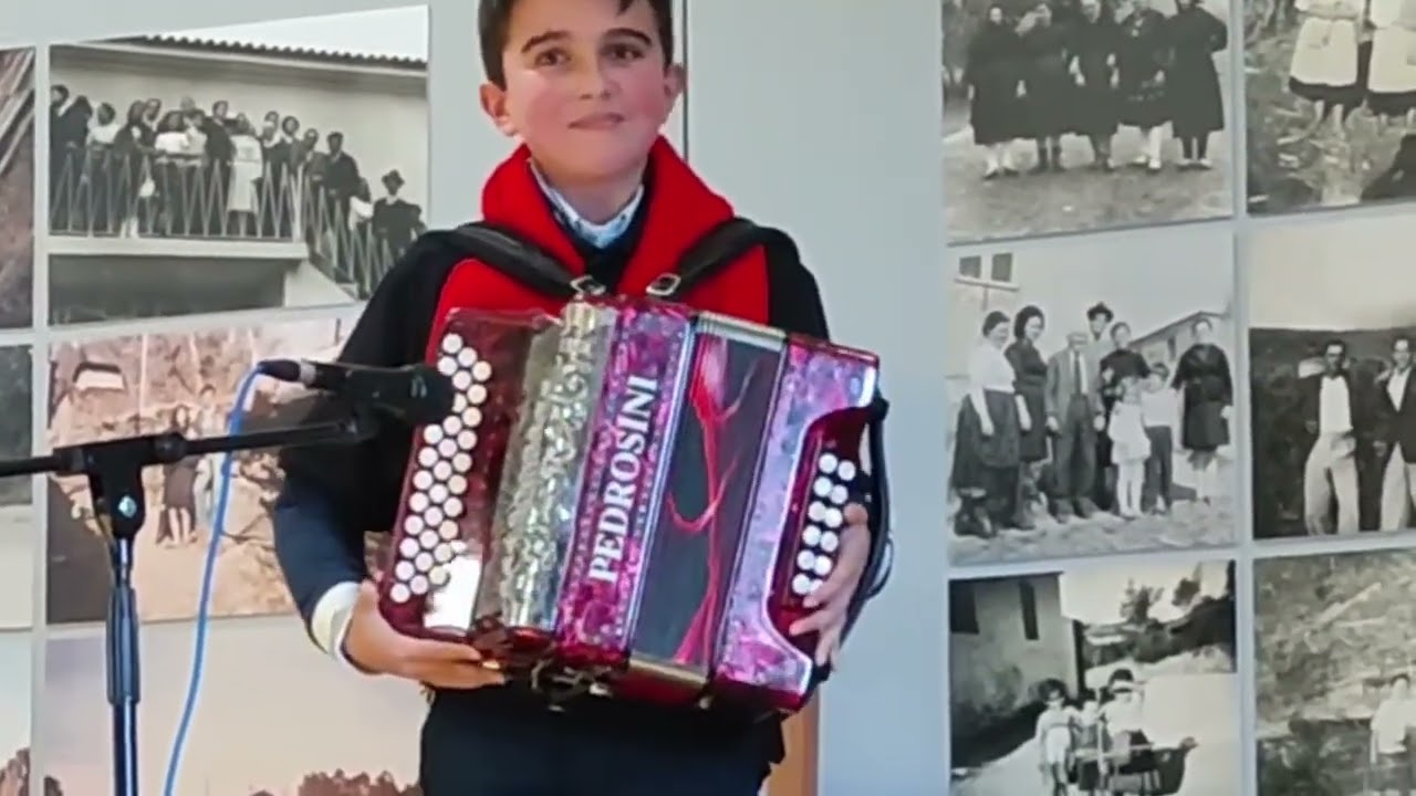 Juventude e talento fazem de Rodrigo um artista promissor. 🎵