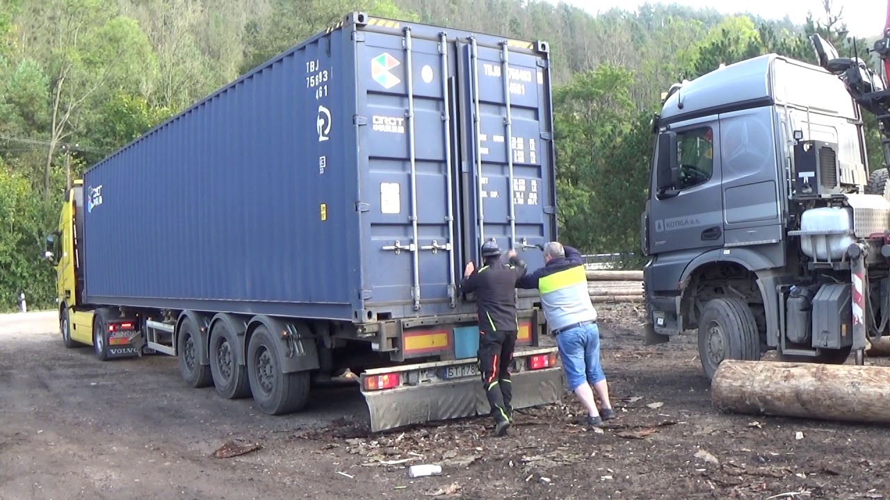 Nakládka dřeva do kontejneru jedoucího do Číny. Mercedes Arocs, lesní traktor Valtra. Boskovice.