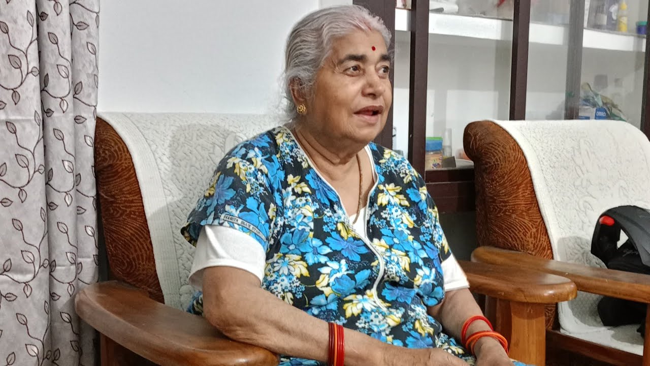 ये मेरी मां है अपने से चल नहीं पाती लेकिन कोशिश जारी है इसलिए हमेशा पॉजिटिव सोचिये तो सब अच्छा होगा