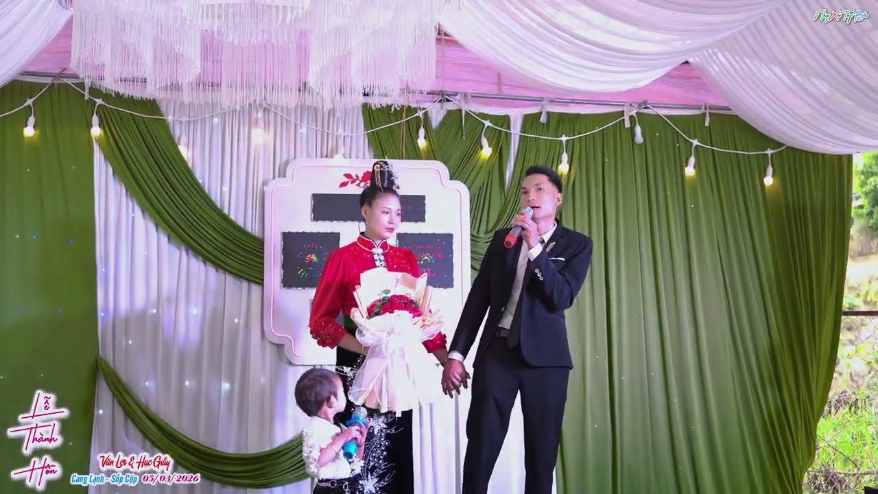 Món Quà Yêu Thương Của Chú Rể Văn Lợi Tặng Cô Dâu Hạc Giấy Tại Sân Khấu Tiệc Cưới