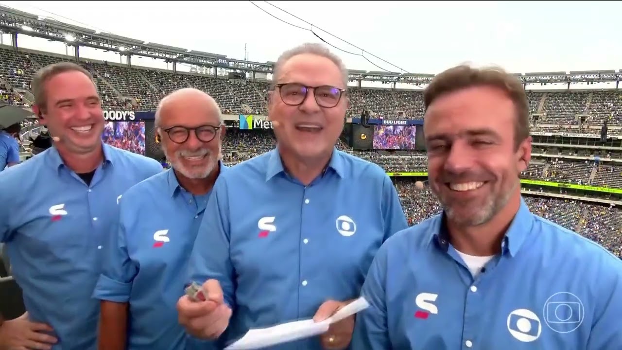 Caio Ribeiro, Maestro J&uacute;nior, Luis Roberto e Roger Flores dan&ccedil;ando o 