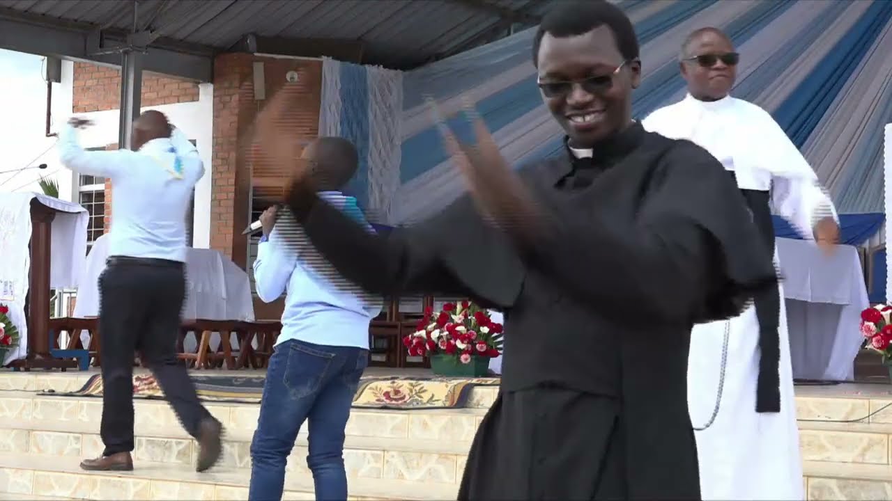RWEMA SAGE UMUHANZI W'UMWANA YASUSURUKIJE ABANDI MURI YUBILE Y'ABANA