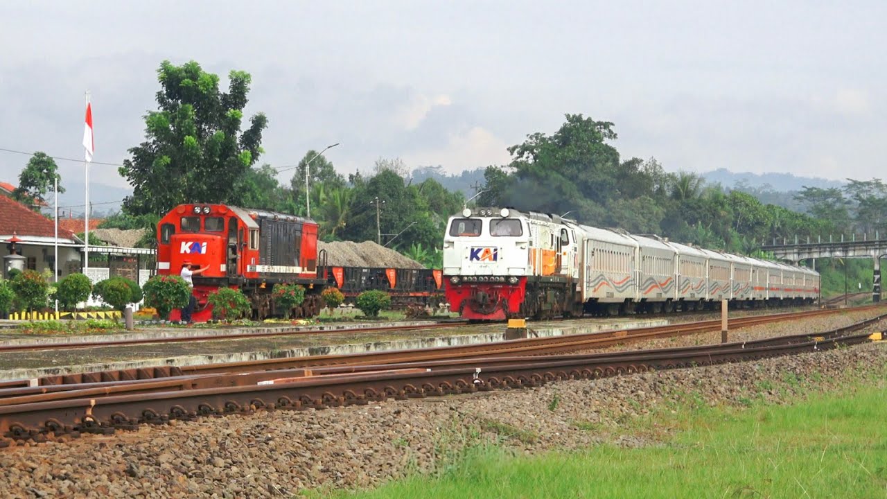 KERETA API PANJANG‼️ MENEMUKAN KERETA API LOKO MERAH KLB BALAS DI STASIUN KARANGSARI