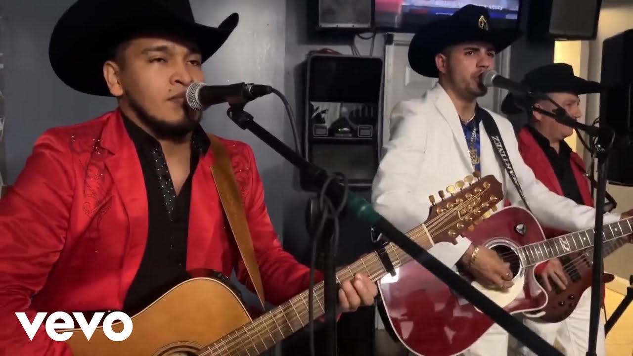 Fer Martínez y Sus Cuates De Olancho - Entre Golpes Y Besos