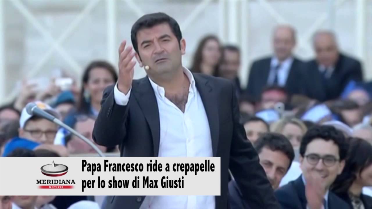Papa Francesco ride a crepapelle per lo show di Max Giusti in Piazza San Pietro