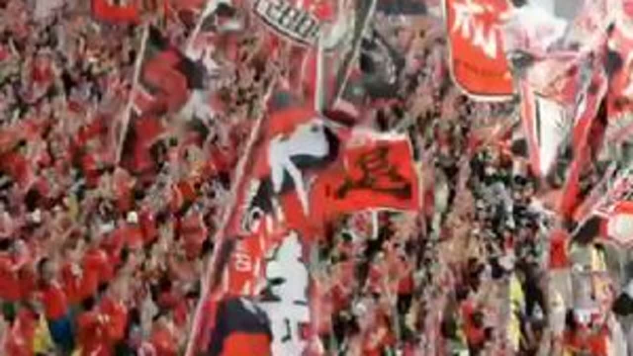 中超27轮，成都蓉城主场迎战梅州客家，已经连续四场不胜的成都蓉城亟待一场胜利。今天比赛是雨战，大量球迷冒雨来凤凰山为球队助威。#成都蓉城 #成都雄起 #梅州客家 @秦云-Q队长 @妙红