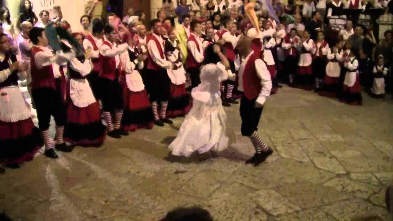 Folklore a Ostuni La Pizzica.wmv