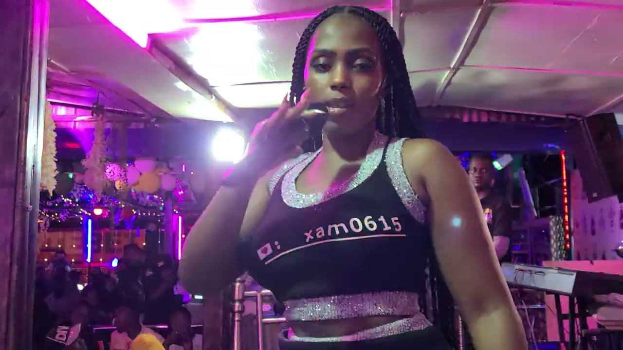 Gloria Bugie Adduse Ku Stage Nga Abasajja Baagala Kumwambula
