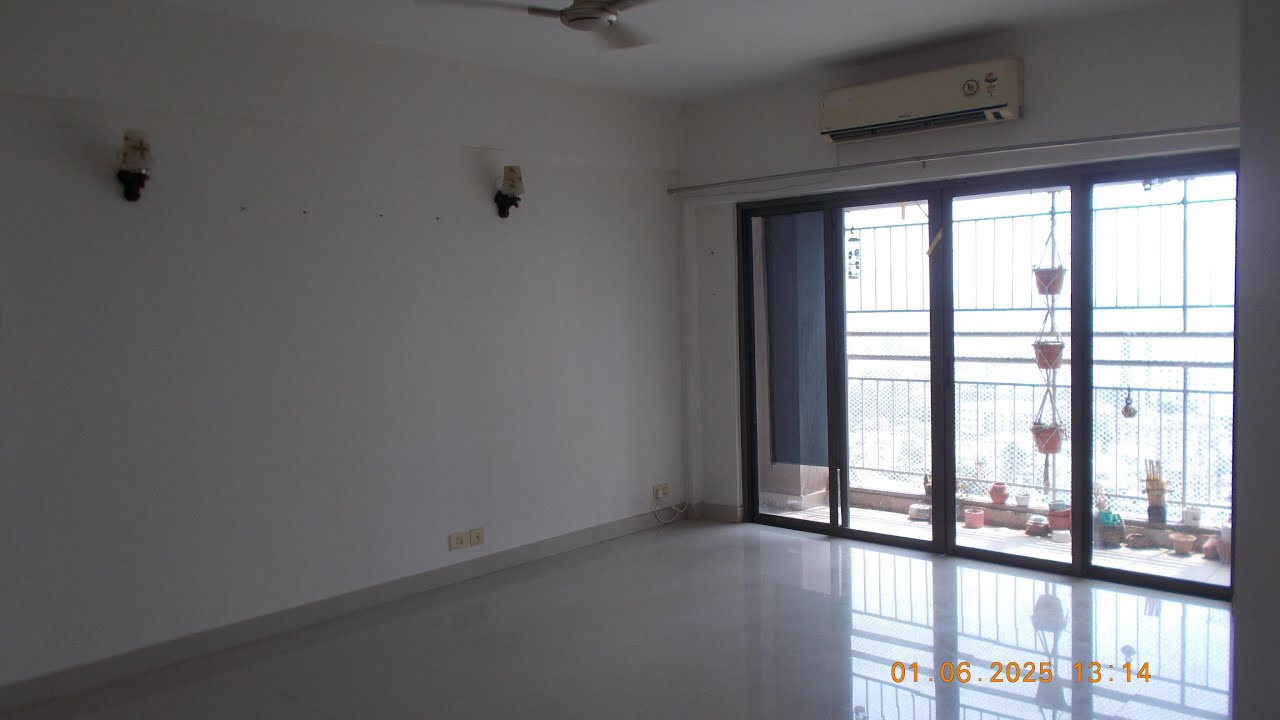 4 BHK 2068sqft Semifurnished Apartment 📍 South City Complex, Prince Anwar Shah Road 📞 8910876501
