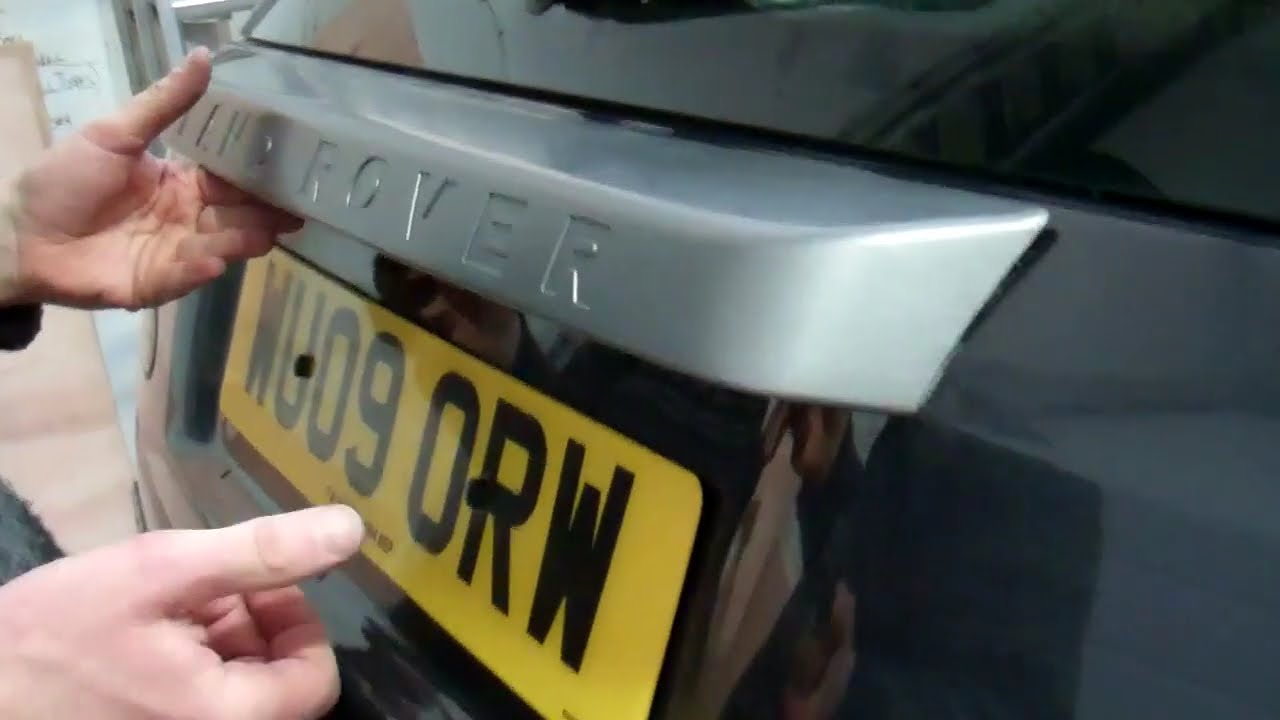Как снять заднюю ручку двери багажника на Land Rover Freelander 2 / LR2 LR020189