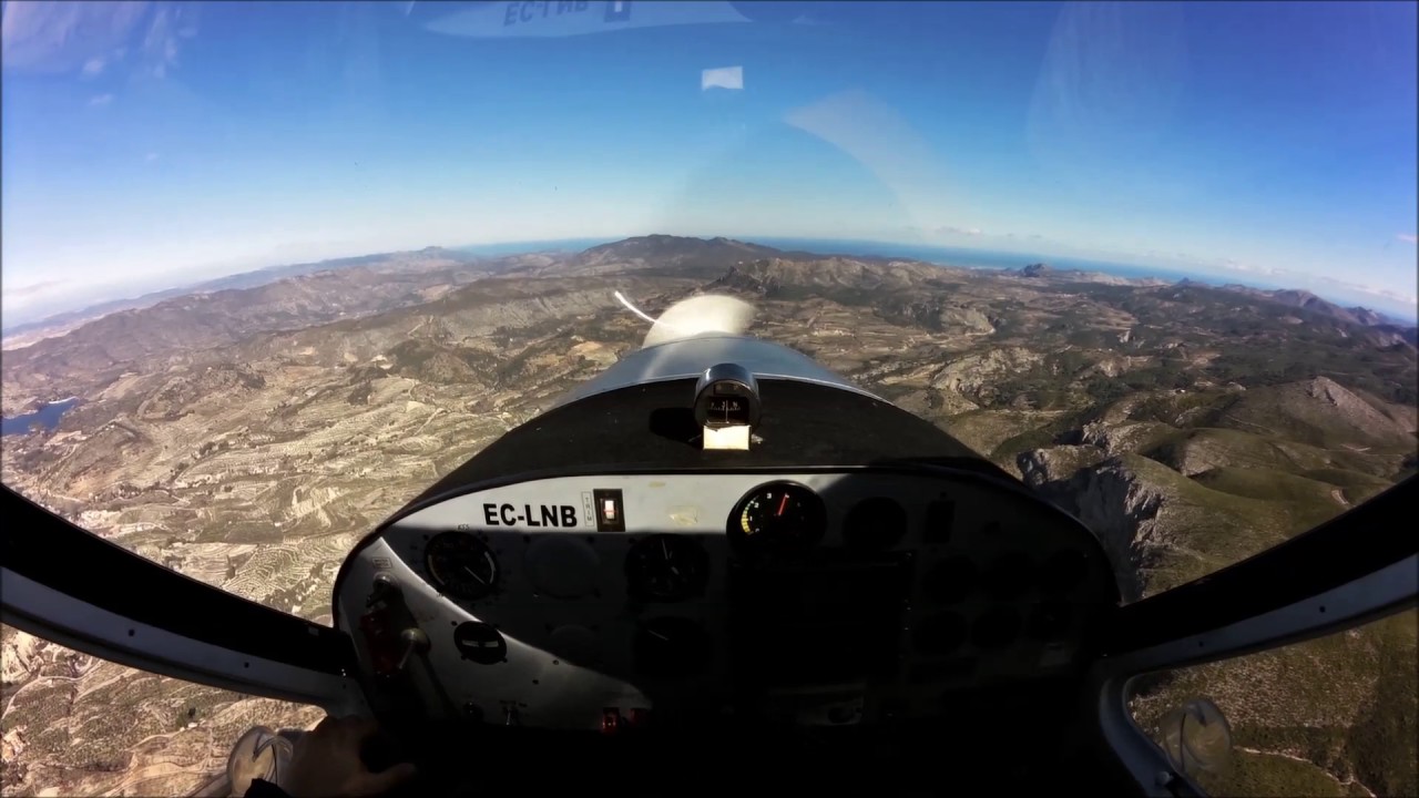 VOLANDO LADERA EN LA MONTAÑA DE ALICANTE   TECNAM P 92   ESCUELA DE PILOTOS LA MONTAÑA