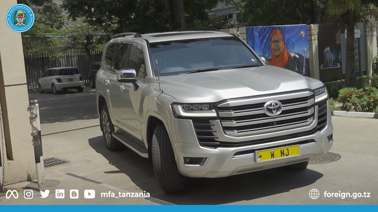 WAZIRI MAKAMBA NA NAIBU WAZIRI BYABATO WAWASILI OFISI NDOGO ZA WIZARA JIJINI DAR ES SALAAM.