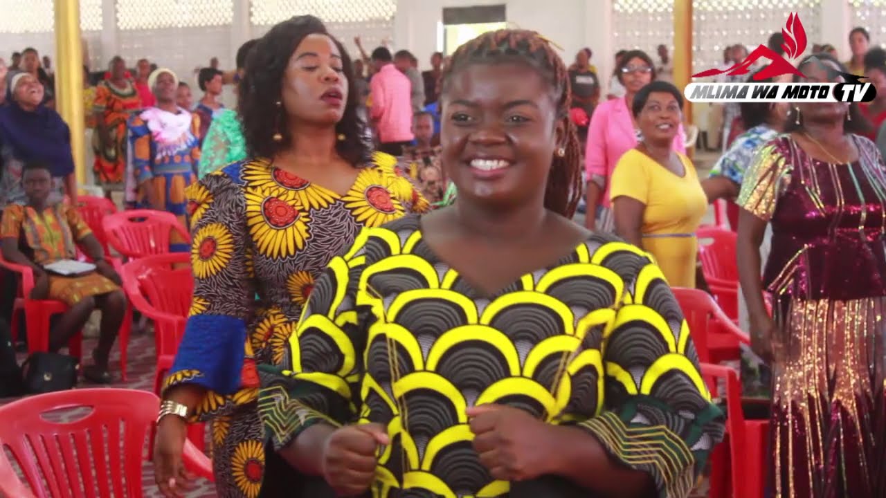 Sifael Mwabuka aombewa na Mch  Kiongozi Rose Mgetta baada ya kuimba wimbo wake wa Shuka Bwana