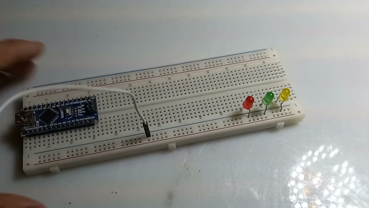 Making a traffic light system using Arduino