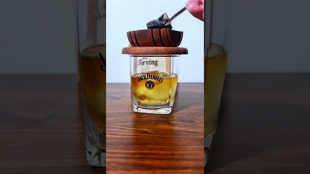 #oldfashioned #jackdaniels #drink #classic #whiskey #smokey #shorts