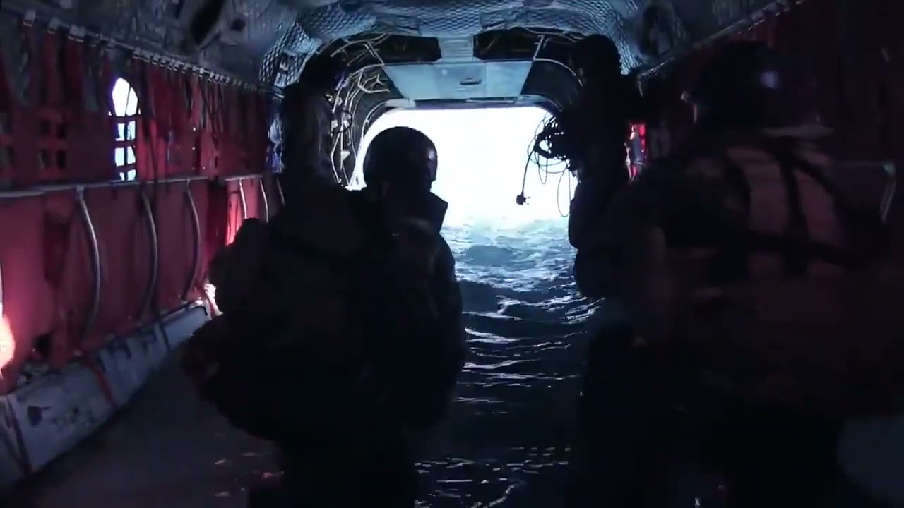 CH-47 recupera lancha zodiac directamente del agua.