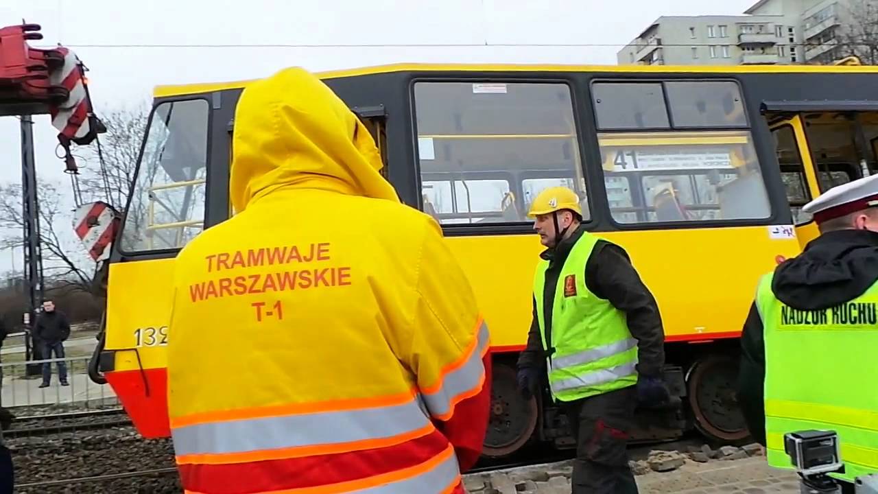 Wykolejenie tramwaju na skrzyżowaniu Rembielińskiej i Matki Teresy z Kalkuty.
