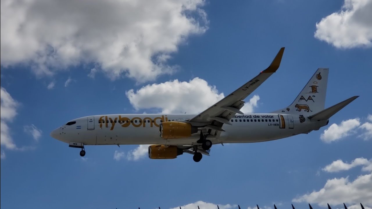 Flybondi's Boeing B737-800 LV-HKN landing at Aeroparque