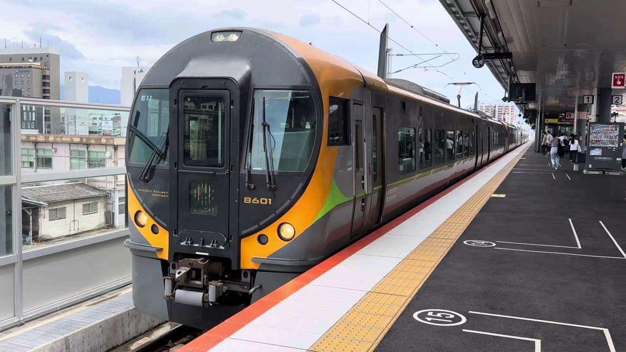 [4K] Partida L.Exp Shiokaze serie 8600 en estación Matsuyama, JR Shikoku, Ehile, Japan