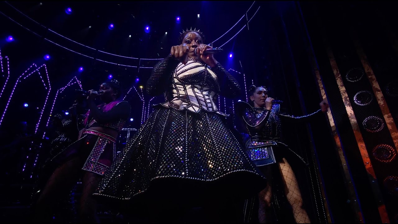 Six The Musical WE - 4k MegaSix - Roxanne Boleyn and Paisley Parr!