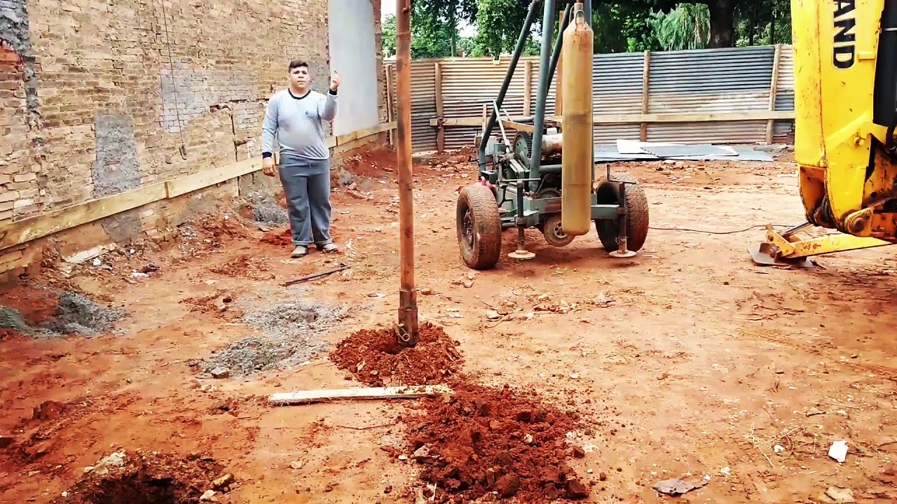 Retroescavadeira furando broca sem tirar terra