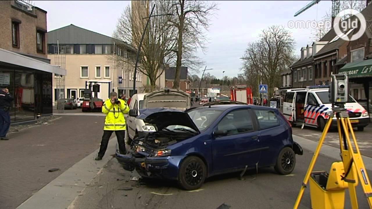 Vrachtwagen ramt gemeentehuis Groesbeek