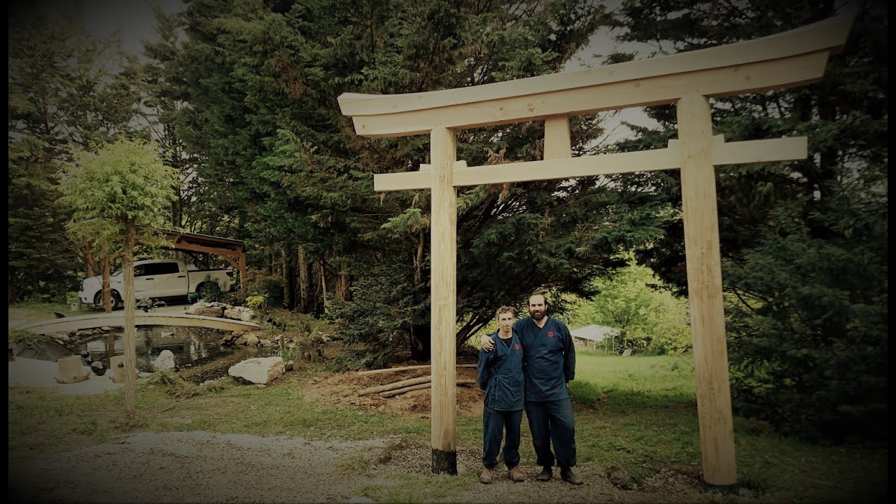 Fabrication du plus grand Torii Myojin traditionnel de France