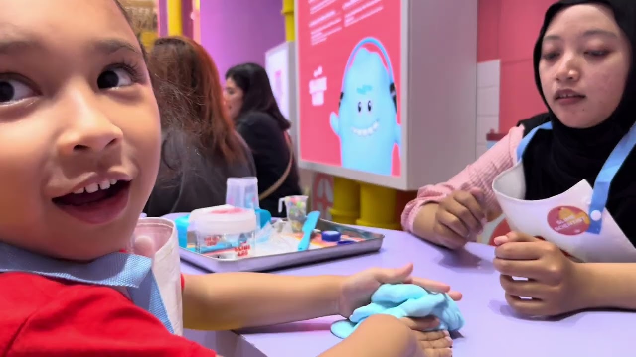 BIKIN SLIME DI MALL BARU 😱 | AKHIRNYA EMILY MAIN KE SLIMELAB 🥳