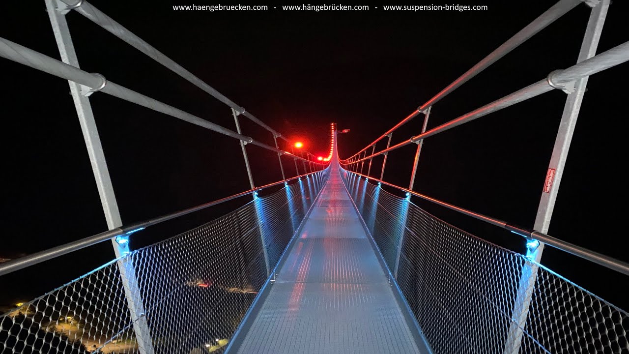 highline179 -  super Hängebrücke bei Reutte (Österreich) in der Nacht - Blick mit Kick