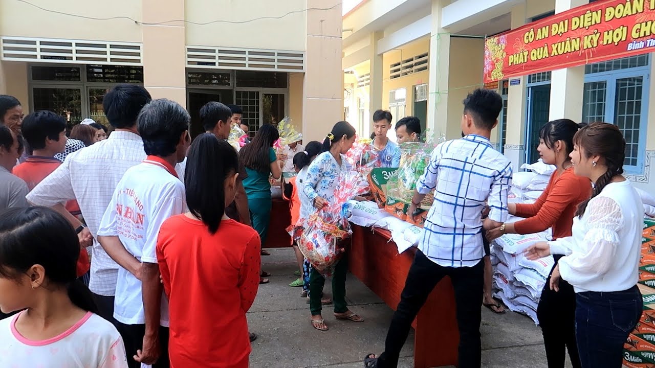 200 Phần Quà Tết Ủng Hộ Bà Con Nghèo Ở Xã Bình Thạnh  | Thôn Nữ Miền Tây Tập 20