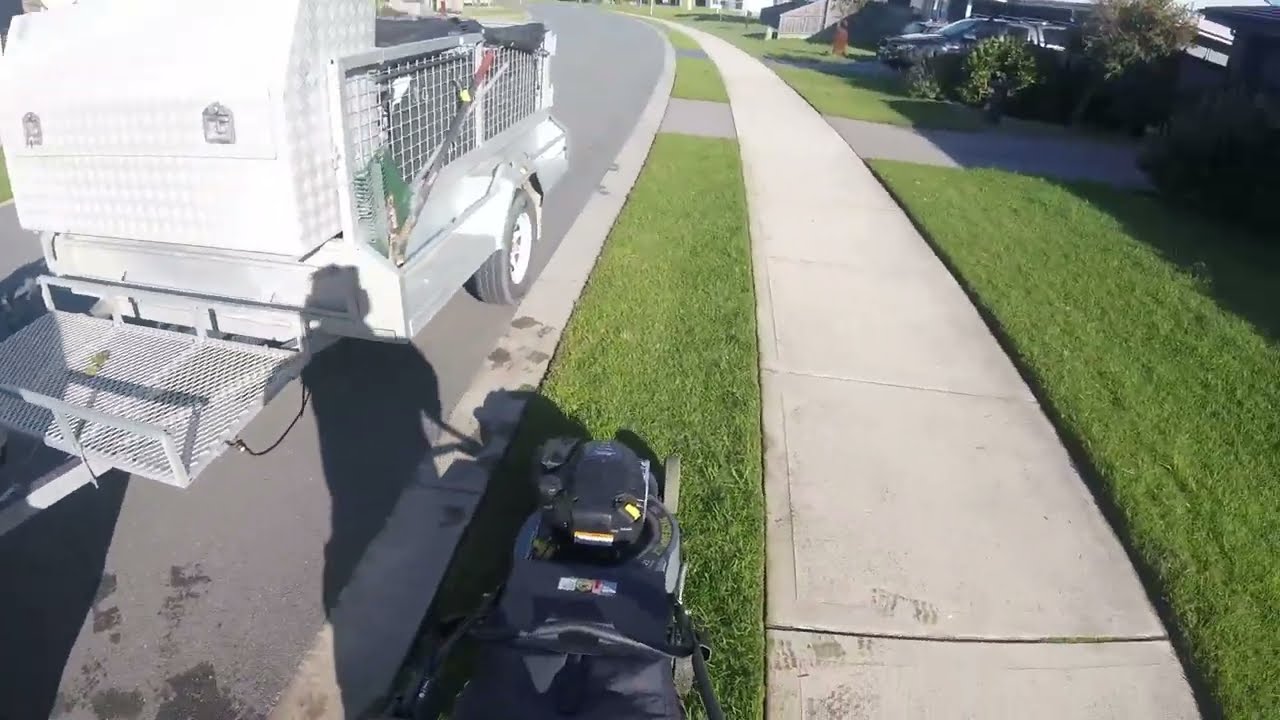 Victa 21inch commercial mower with Briggs and stratton 850 I/C 190cc motor running in wet grass