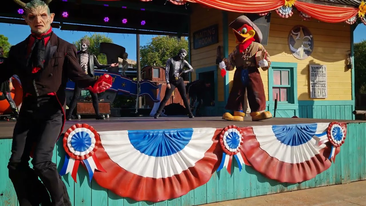Woody y el Libro de la oscuridad - HALLOWEEN PORTAVENTURA - Espectáculo en Estación de Penitence 