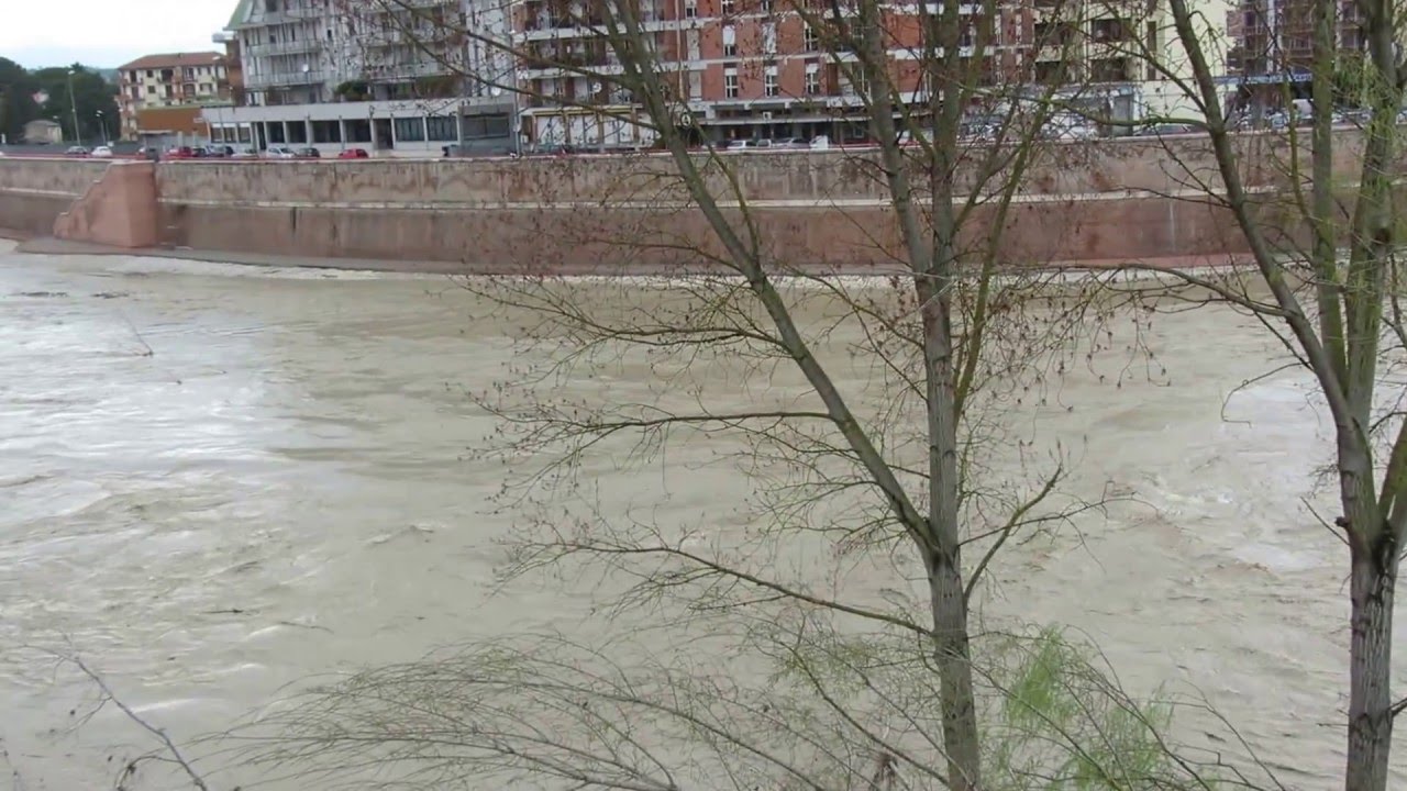 Benevento. Il fiume Calore in piena torna a fare paura