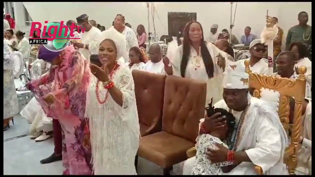 Watch the Moment Ooni of Ife Ex Queen Naomi Prince rush to Hug is daddy after many years Separated.