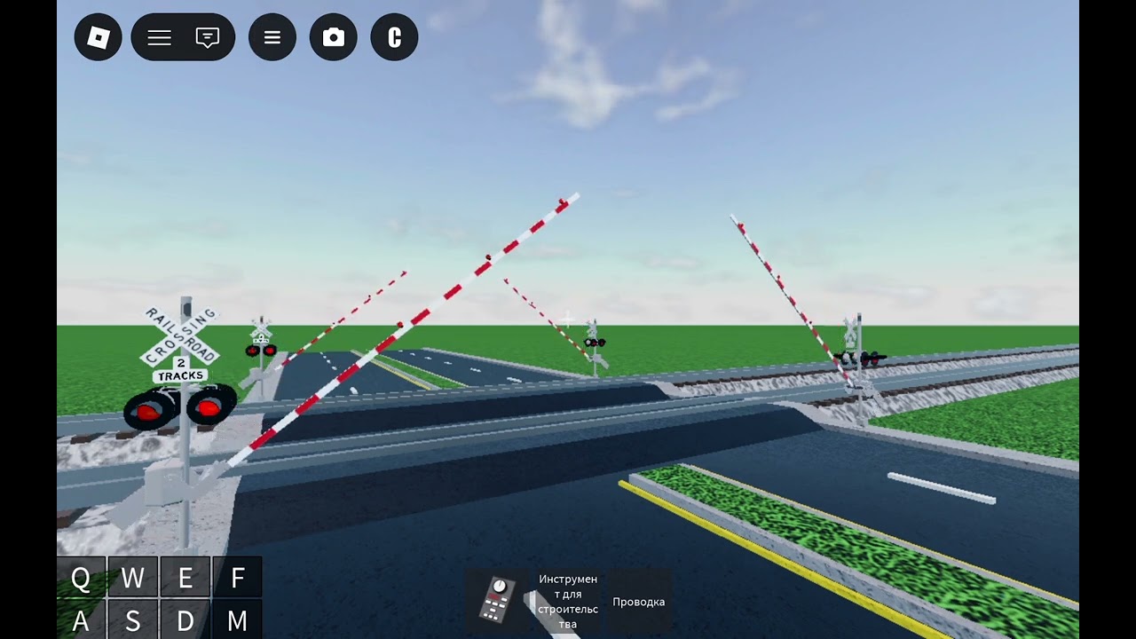 Поезд ice проносится через переезд в игре ro-scale sandbox в роблоксе