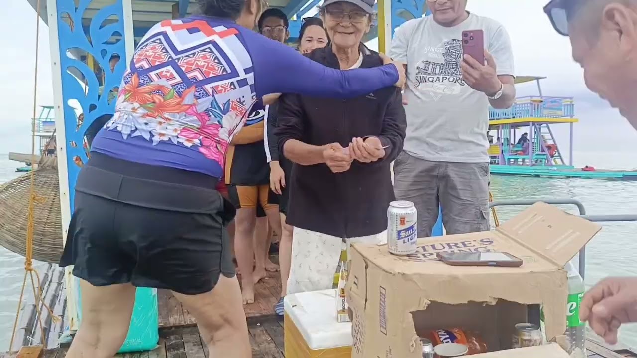 Part 3 family outing, nagpalaro naman ang kuya ko habang nasa balsa kami